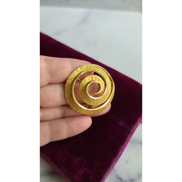 Vintage Gold Tone Spiral Brooch - Picture 3 of 10